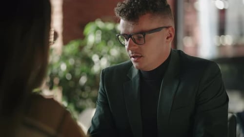 Mann mit Brille führt Verhandlungen, Gespräche und führt ein Vorstellungsgespräch oder bespricht Probleme mit einem