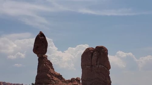 Formations rocheuses de grès du parc national des Arches, Utah, États-Unis, Hoodoo et Tower Under Blue Sky, Titl Do