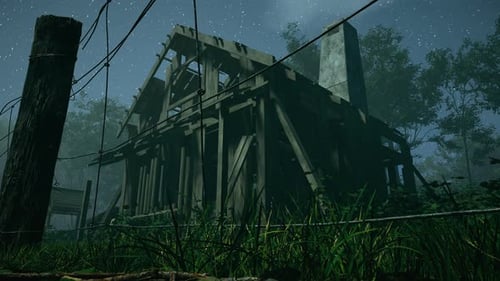 Una casa de madera parcialmente destruida detrás de la cerca con un cielo estrellado de fondo.