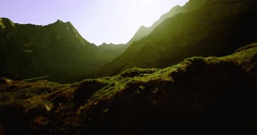 Berglandschaft in goldenem Licht bei Sonnenaufgang in natürlicher Umgebung