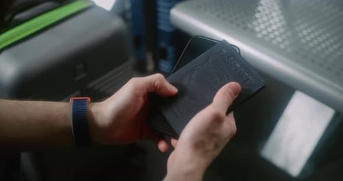 Fechamento do terminal do aeroporto de passageiros com bagagem esperando o voo do avião