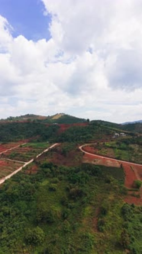 Explorez Lộc Tân à Bảo Lâm, Lâm Đồng, au Vietnam, avec vue sur le lac et la route sinueuse le long de