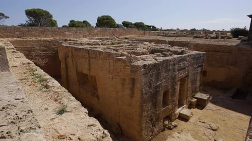 Vue grand angle du Tombeau des Rois à Paphos, à Chypre. Enfoncez lentement sur l'extérieur du