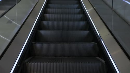 Escalier noir qui monte