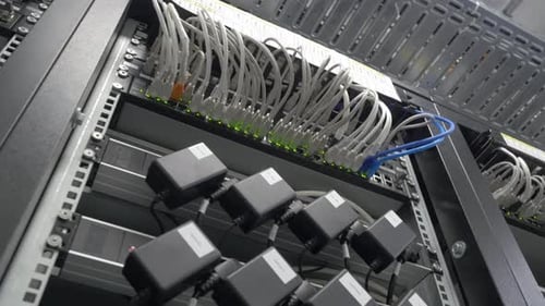 Ein Netzwerk-Rack mit verschiedenen Kabeln und Steckern für eine effiziente Datenverteilung