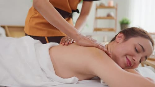 Schöne Frau bekommt im Beauty Spa eine Rückenmassage mit Öl.