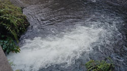 Entwässerungssystem und Abwasser, das im Fluss fließt