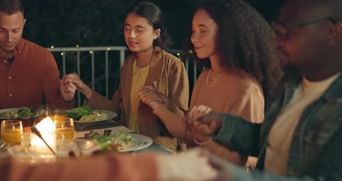 Amigos, tomados de la mano y rezando, comiendo y adorando juntos, gratitud