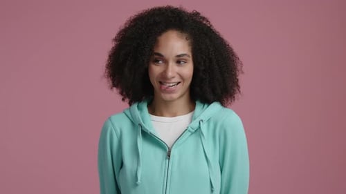 Nahaufnahme einer Frau gemischter Rassen, die einen dummen Gesichtsausdruck macht
