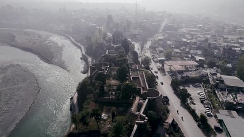 Vue sur le stade de football de Chehla depuis le bord de la rivière. Rivière Neelum
, Cachemire.