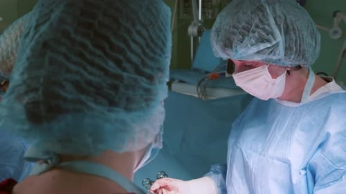 Chirurg bei der Arbeit im Operationssaal Moderne Ausstattung im Operationssaal