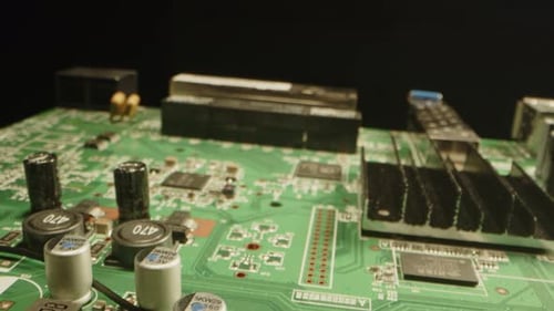 Belle entrée dans un circuit imprimé dans un studio sombre