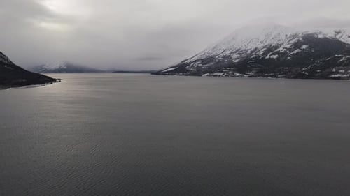 Ciel couvert en hiver au-dessus du lac Bennett à Carcross, Yukon, Canada. Plan large