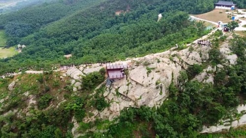 Vista aérea descendente dinâmica do piloto de drone negro africano em camisa branca em pé em Huaxiacheng c