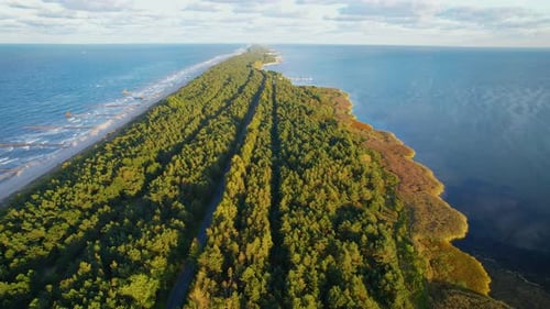 Vue aérienne de la péninsule de Hel entre la baie de Puck et la mer Baltique en Pologne.
