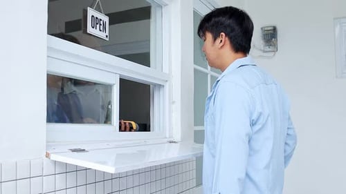 Les clients effectuent des transactions à l'aide d'EDC pour faciliter les paiements