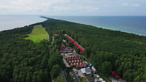 Vue aérienne de la côte de la mer Baltique sur la péninsule de Hel
