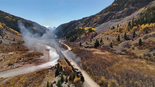 Trem de motor a vapor nas montanhas