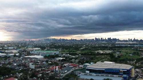 Vue épique de sombres nuages d'orage massifs qui s'élèvent au-dessus de la silhouette de la ville