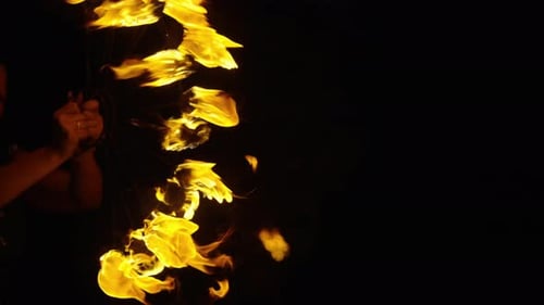 Helle Flamme in der Dunkelheit Emotionale und aufgeregte Frauen, die in der Sommernacht mit brennenden Fackeln tanzen
