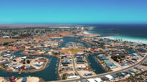 Retrait aérien révélant le magnifique complexe résidentiel de la marina, Wallaroo Marina, Copper Cove