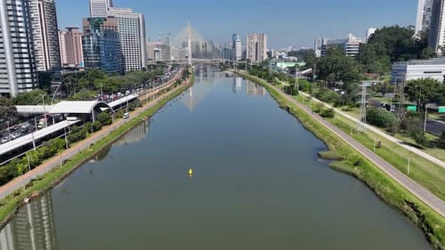 Horizonte de São Paulo na paisagem urbana em São Paulo, Brasil.