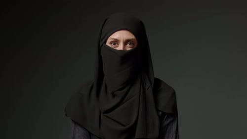 Gesicht mit natürlichem Make-up eines attraktiven muslimischen Mädchens, das einen traditionellen Hijab-Schal trägt