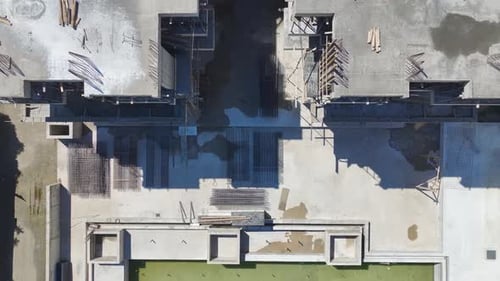 Vista aérea del progreso en el sitio de construcción con trabajadores que demuestran su experiencia