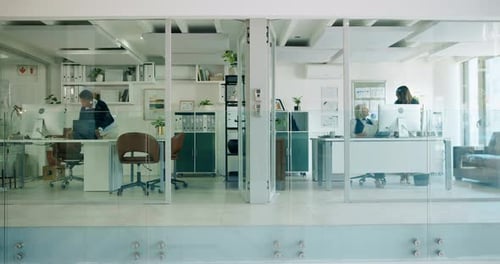 Glass, resumo da empresa e empresários no escritório para reuniões e consultoria