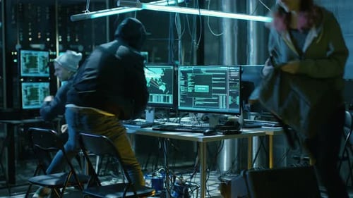Un groupe de pirates informatiques recherchés à l'échelle internationale fuit They're Busted Hideout. L'endroit a de nombreux écrans