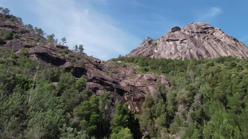 Vista aérea da montanha natural