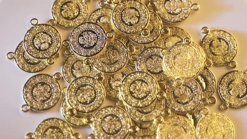 Gold in Zeitlupe. Investition und Gewinn.