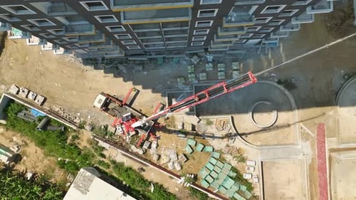 Vista aérea del progreso de la construcción de viviendas junto al mar