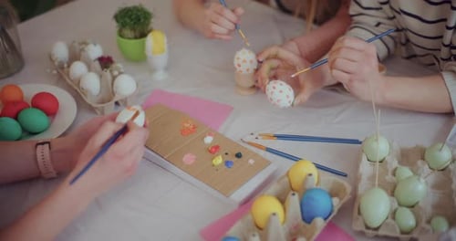 Mãe e filha estão pintando ovos de Páscoa para as férias da Páscoa