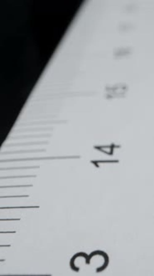 Vertikales Video. Schieben Sie am Lineal entlang, die Kamera stoppt bei fünfzehn Zentimetern.