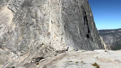 La parte trasera del Half Dome en el Parque Nacional de Yosemite con el sistema de escalada por cable