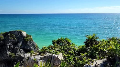 Vista de la playa en una tarde soleada