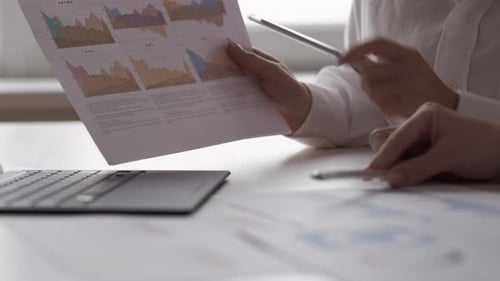 Business Analysis with Financial Data and Charts
