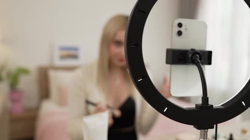 Vídeo tutorial de belleza y cosmética para una mujer joven haciendo contenido. Relajarse