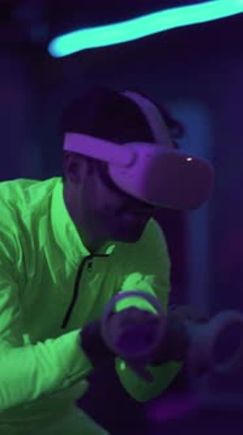 Tecnologias interativas modernas Jovem com óculos de realidade virtual joga jogador de arcade em um