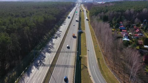 Luftaufnahme der Autobahnstraße von oben. Drohnenblick auf die Hochstraße, die Verkehrsknotenpunkte und den grünen Garten