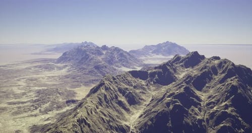 Die majestätische Bergkette erstreckt sich unter klarem Himmel über den Horizont