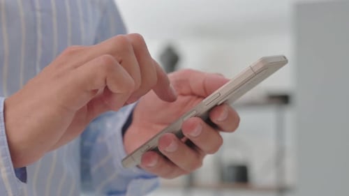 Textnachrichten für Männer mittleren Alters am Telefon, Nahaufnahme