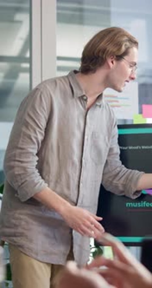 Présentation, commentaires et réunion d'un homme d'affaires pour la planification, le prototype d'une application musicale ou un projet