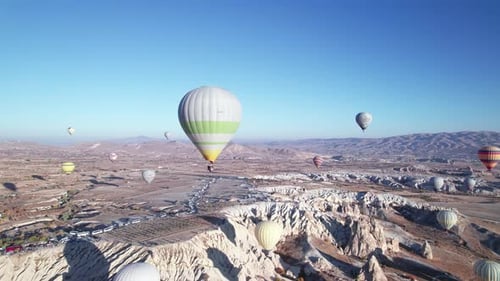 Fliegende Heißluftballons