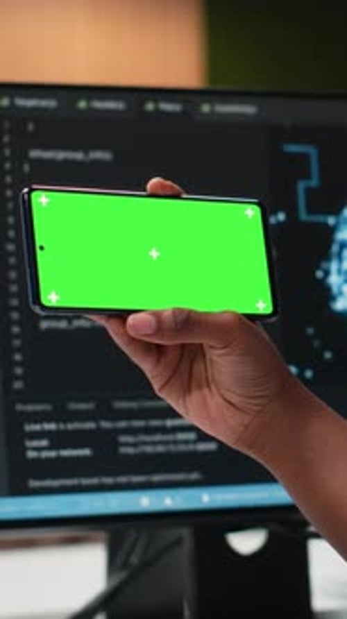 Teléfono vertical con pantalla verde de vídeo utilizado por una mujer en el lugar de trabajo de una empresa de tecnología