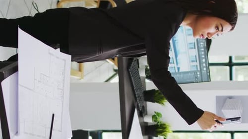 Ingenieur der vertikalen Videoagentur verwendet Grafiksoftware auf dem Smartphone
