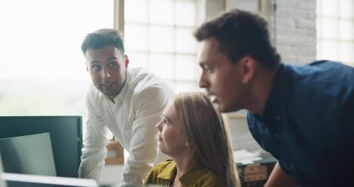 Teamwork im modernen Büro mit jungen Geschäftsleuten, die über das Projekt diskutieren