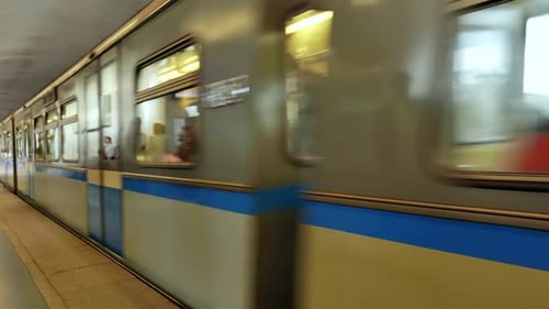 Moskauer U-Bahn rast mit Bewegungsunschärfe und Passagieren durch den Bahnhof