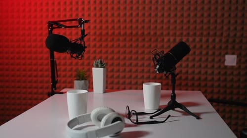 Equipamento para gravação de podcast de rádio, dois microfones e fones de ouvido, estúdio de transmissão ao vivo